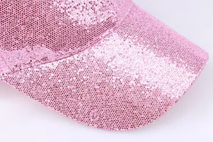 Detailaufnahme der rosa Pailletten einer Baseballkappe mit glänzender Textur