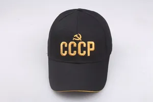Detailopname van het gouden CCCP borduursel op de zwarte katoenen honkbalpet