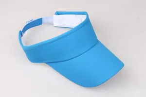 Détail de la visière pare-soleil bleu vif avec bande velcro réglable et bandeau anti-sueur