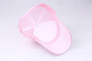 Detailansicht der rosa Pailletten-Pferdeschwanz-Kappe mit Mesh und Schweißband