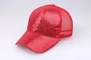Detailansicht der roten Pailletten-Baseballkappe mit Glitzereffekt und Netzrücken