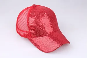 Detail der roten Pailletten-Baseballkappe mit glänzender Textur und atmungsaktivem Netzgewebe