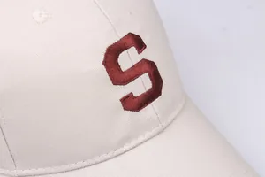 Casquette de baseball en toile crème avec broderie 3D de la lettre S rouge bordeaux