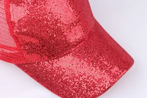 Detailansicht der roten Pailletten-Netzkappe mit Glitzerstruktur und Mesh-Gewebe
