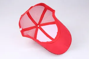 Detailansicht der roten Pailletten-Baseballkappe mit Innenfutter und Mesh-Belüftung