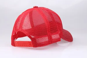 Detail von rotem Glitzerschirm und atmungsaktivem Mesh-Rücken an dieser Trucker Cap