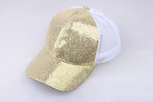 Detailansicht der goldenen Pailletten auf der Vorderseite und dem Schirm der Mesh-Kappe