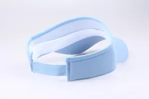Detailansicht des hellblauen Sonnenvisiers mit Schweißband und verstellbarem Riemen