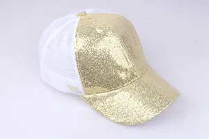 Detailaufnahme der goldenen Pailletten und des weißen Netzes an der Baseballkappe