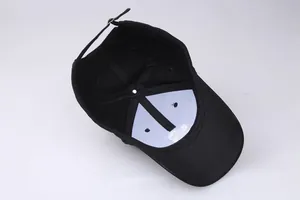 Détail de l'intérieur de la casquette avec coton sergé et boucle métallique réglable