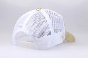 Detail der Goldpailletten und des weißen Netzes an einer Trucker-Cap mit Druckknopfverschluss