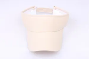 Detail eines beigen Baumwoll-Visors mit atmungsaktivem Netzfutter und Klettverschluss