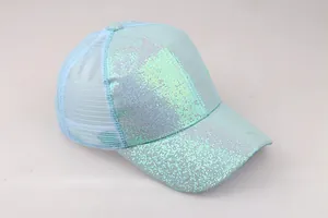 Detailansicht der hellblauen Glitzer-Mesh-Trucker-Mütze mit irisierenden Pailletten