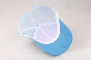 Detaillierte Innenseite einer hellblauen Mesh-Cap mit Größenetikett und verstärkten Nähten