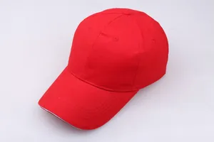 Detailansicht der roten Baumwoll-Baseballkappe mit Ziernähten und Belüftungslöchern