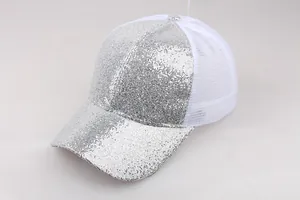 Detailansicht der silbernen Pailletten und des weißen Netzes an der Sommer-Baseballkappe