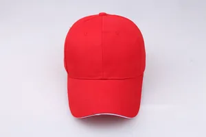 Detail der roten Baumwoll-Baseballkappe mit sechs Segmenten und weißer Kante am Schirm