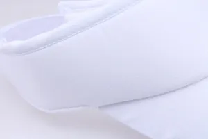 Nahaufnahme der feinen Nähte und der Twill-Baumwolltextur der weißen Sonnenblende