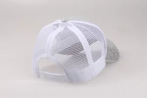 Detailansicht der weißen Pailletten-Baseballkappe mit Mesh und verstellbarem Verschluss