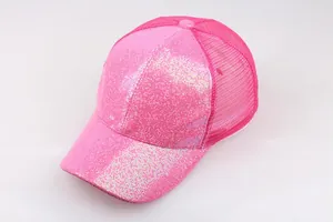 Detail der rosapinkfarbenen Pailletten-Baseballkappe mit atmungsaktivem Mesh-Einsatz
