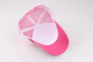 Innendetail der rosa Mesh-Baseballkappe mit Etikett Größe 54 und Futter