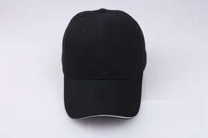 Detailansicht einer schwarzen Baumwoll-Baseballkappe mit weißem Sandwich-Schirmrand