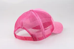 Detailaufnahme der pinkfarbenen Pailletten-Trucker-Cap mit Netzgewebe und verstellbarem Verschluss