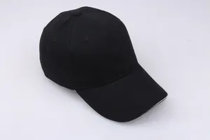 Detail einer schwarzen Baumwoll-Basecap mit 6-Panel-Struktur und weißem Rand am Schirm
