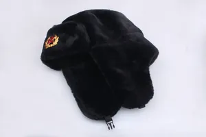 Klassische schwarze Uschanka-Mütze mit Sowjet-Abzeichen und warmem Kunstfellbesatz