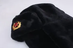 Sowjetische CCCP Uschanka-Mütze mit Kunstfell und rotem Stern-Metallabzeichen