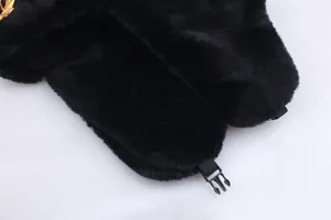 Dicke schwarze Sowjet-Uschanka aus Kunstpelz mit rotem Sternabzeichen und Ohrenklappen