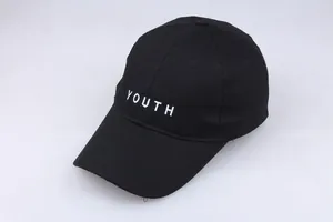 Détail de la broderie blanche YOUTH sur une casquette de baseball noire classique en coton