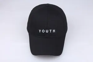 Détail de la broderie YOUTH blanche sur une casquette de baseball noire classique