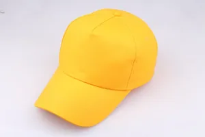Detailansicht der leuchtend gelben 5-Panel Baumwoll-Basecap mit feinen Nähten und Ösen