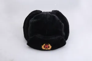 Detail einer schwarzen Ushanka-Pelzmütze mit sowjetischem Stern-Emblem aus Metall