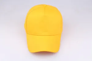 Detailansicht von oben einer leuchtend gelben 5-Panel-Baseballkappe aus Baumwolle