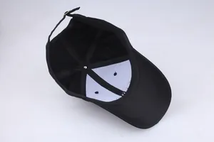 Structure interne d'une casquette de baseball noire avec boucle réglable et broderie YOUTH