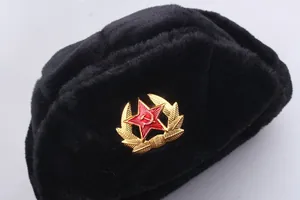 Klassische russische Uschanka-Mütze in Schwarz mit Sowjet-Abzeichen und Kunstfell