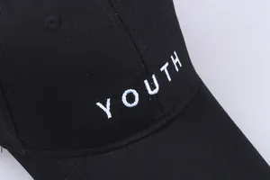 Casquette de baseball en coton noir avec broderie YOUTH blanche et visière incurvée