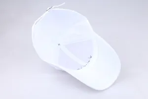 Détail de la structure interne à six panneaux et de la boucle en métal de la casquette blanche
