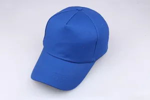 Detail einer blauen 5-Panel Baseballkappe aus Baumwolle mit gesteppter Krempe