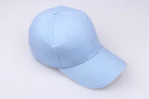 Detailansicht einer hellblauen Baumwoll-Baseballkappe mit Paneelen und Belüftungslöchern