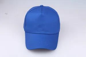 Draufsicht auf eine königsblaue 5-Panel-Baumwoll-Baseballkappe mit verstärktem Schirm
