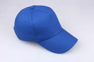 Detailaufnahme der blauen 5-Panel-Baumwoll-Baseballkappe mit Twill-Stoff und Belüftungslöchern