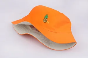 Detalle del bordado de piña y costuras en un sombrero de pescador de lona reversible