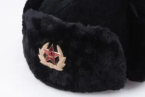 Klassische schwarze Uschanka mit Ohrenklappen und sowjetischem Roter-Stern-Emblem