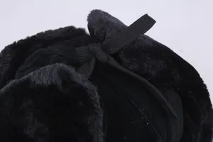 Schwarze Uschanka mit warmem Kunstfellfutter und Bindedetail oben für kalte Tage