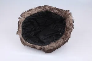 Detail der Wintermütze mit schwarzem Steppfutter und braunem Kunstpelzbesatz
