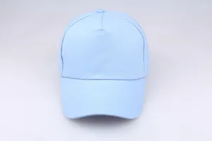 Detailansicht der hellblauen 5-Panel-Baumwoll-Basecap mit geschwungenem Schirm und Nähten