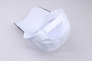 Innenansicht einer weißen Baumwoll-Baseballkappe mit verstellbarem Klettverschluss und Paspel